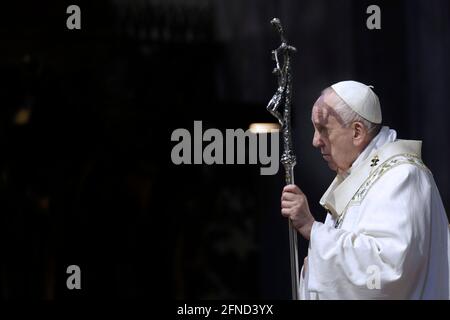 Le pape François célèbre une messe à la basilique Saint-Pierre pour les fidèles du Myanmar vivant à Rome. Vatican, le 16 mai 2021 Banque D'Images