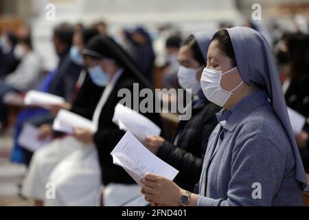 Le pape François célèbre une messe à la basilique Saint-Pierre pour les fidèles du Myanmar vivant à Rome. Vatican, le 16 mai 2021 Banque D'Images