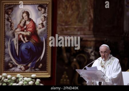 Le pape François célèbre une messe à la basilique Saint-Pierre pour les fidèles du Myanmar vivant à Rome. Vatican, le 16 mai 2021 Banque D'Images