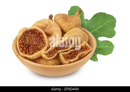 figuier séché dans un bol en bois isolé sur fond blanc avec masque et profondeur de champ complète Banque D'Images