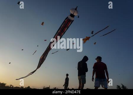 Denpasar, Bali, Indonésie. 16 mai 2021. Les jeunes balinais volent des cerfs-volants à Mertasari Beach, Sanur. La saison des cerfs-volants a lieu de mars à septembre chaque année pendant la saison sèche, et marque le meilleur moment de visite touristique à Bali. Les couleurs du rouge, du blanc, du noir et de l'or/jaune représentent les incarnations des Divinités hindoues balinaises. Credit: Dicky Bisinglasi/ZUMA Wire/Alay Live News Banque D'Images