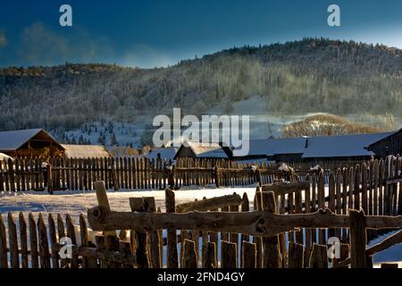 Matin d'hiver froid dans un village de montagne isolé Banque D'Images