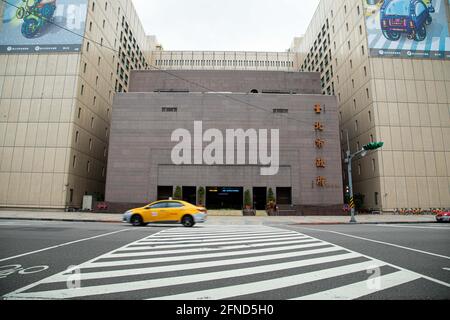 Taipei, Taïwan. 16 mai 2021. Un taxi conduit par une rue vide à l'extérieur de l'hôtel de ville de Taipei. Les gens restent chez eux après que le Centre central de commandement des épidémies ait fait passer le niveau d'alerte aux épidémies pour les villes de Taipei et de New Taipei au niveau 3. Crédit : SOPA Images Limited/Alamy Live News Banque D'Images