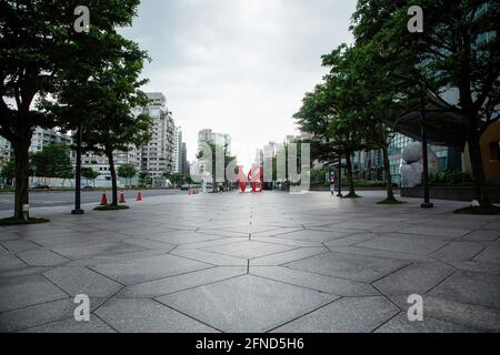 Taipei, Taïwan. 16 mai 2021. Vue sur une voie piétonne vide à l'extérieur de Taipei 101. Les gens restent chez eux après que le Centre central de commandement des épidémies ait fait passer le niveau d'alerte aux épidémies pour les villes de Taipei et de New Taipei au niveau 3. Crédit : SOPA Images Limited/Alamy Live News Banque D'Images