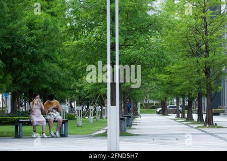 Taipei, Taïwan. 16 mai 2021. Un couple a vu assis sur un banc dans un parc de Taipei. Les gens restent chez eux après que le Centre central de commandement des épidémies ait fait passer le niveau d'alerte aux épidémies pour les villes de Taipei et de New Taipei au niveau 3. Crédit : SOPA Images Limited/Alamy Live News Banque D'Images