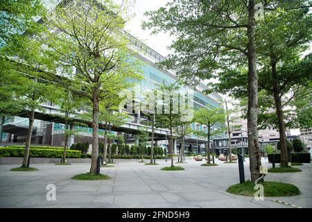 Taipei, Taïwan. 16 mai 2021. Vue sur une place vide à l'extérieur de Taipei 101. Les gens restent chez eux après que le Centre central de commandement des épidémies ait fait passer le niveau d'alerte aux épidémies pour les villes de Taipei et de New Taipei au niveau 3. Crédit : SOPA Images Limited/Alamy Live News Banque D'Images