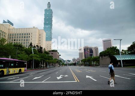 Taipei, Taïwan. 16 mai 2021. Un homme a vu traverser une rue vide à Taipei. Les gens restent chez eux après que le Centre central de commandement des épidémies ait fait passer le niveau d'alerte aux épidémies pour les villes de Taipei et de New Taipei au niveau 3. (Photo par Annabelle Chih/SOPA Images/Sipa USA) crédit: SIPA USA/Alay Live News Banque D'Images