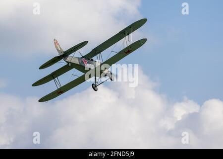 1944 Polikarpov Po2 (G-BSSY) en vol au salon de la saison Premiere Drive-In à Shuttleworth, ancien gardien le dimanche 2 mai 2021 Banque D'Images