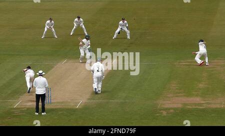 CHESTER LE STREET, ROYAUME-UNI. LE 16 MAI, Jack Burnham de Durham fait du terrain pour attraper Daryl Mitchell au-dessus du bowling de Mark Wood pendant le match de championnat du comté de LV= entre le Durham County Cricket Club et Worcestershire à Emirates Riverside, Chester le dimanche 16 mai 2021. (Credit: Mark Fletcher | MI News) Credit: MI News & Sport /Alay Live News Banque D'Images