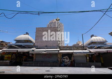 Vue latérale des étals de la rue Mahane Yehuda au marché de Mahane Yehuda pendant un matin de Sabbat. Banque D'Images