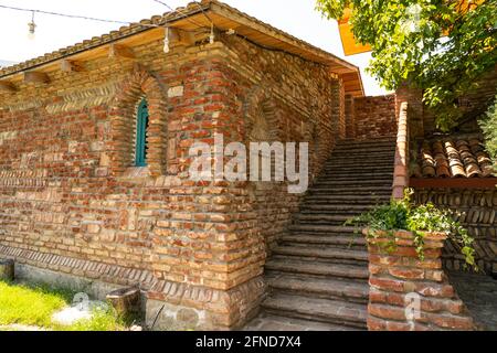 Décorations décoratives de cave de vinification, bancs, lits de fleurs Banque D'Images