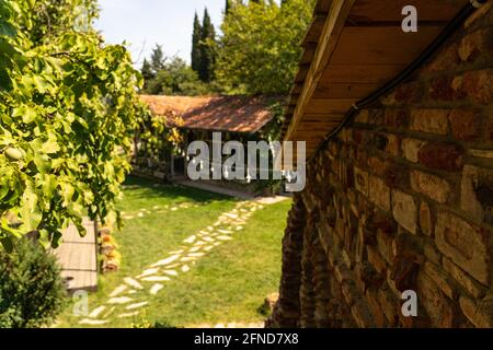 Décorations décoratives de cave de vinification, bancs, lits de fleurs Banque D'Images