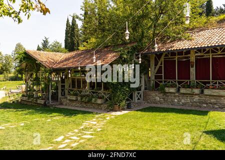 Décorations décoratives de cave de vinification, bancs, lits de fleurs Banque D'Images