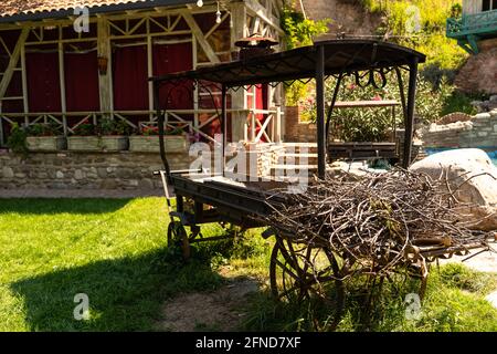 Décorations décoratives de cave de vinification, bancs, lits de fleurs Banque D'Images