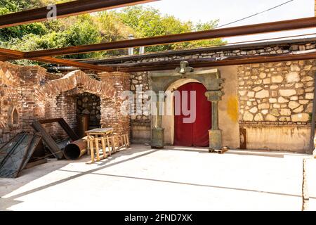 Décorations décoratives de cave de vinification, bancs, lits de fleurs Banque D'Images