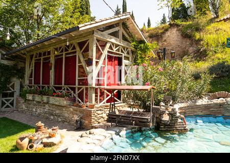 Décorations décoratives de cave de vinification, bancs, lits de fleurs Banque D'Images