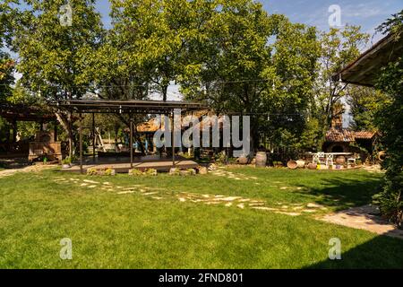 Décorations décoratives de cave de vinification, bancs, lits de fleurs Banque D'Images