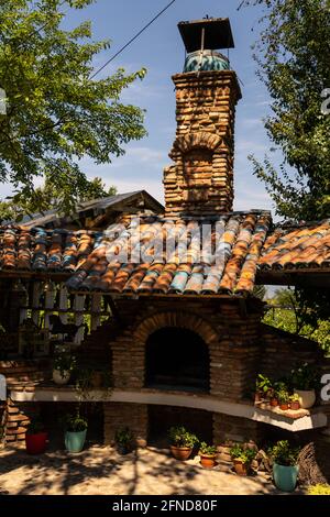 Décorations décoratives de cave de vinification, bancs, lits de fleurs Banque D'Images