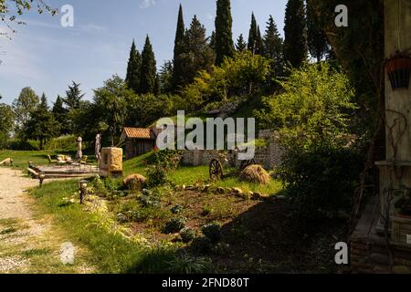 Décorations décoratives de cave de vinification, bancs, lits de fleurs Banque D'Images