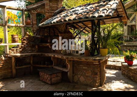 Décorations décoratives de cave de vinification, bancs, lits de fleurs Banque D'Images