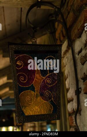 Décorations décoratives de cave de vinification, bancs, lits de fleurs Banque D'Images