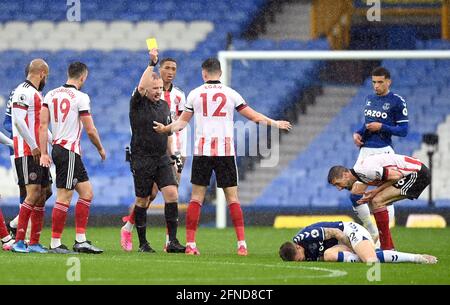 L'arbitre Jon Moss montre un jaune à l'image de Chris Basham de Sheffield United (à droite) pour une faute sur Lucas digne d'Everton lors du match de la Premier League à Goodison Park, Liverpool. Date de la photo: Dimanche 16 mai 2021. Banque D'Images