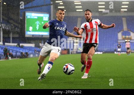 Lucas digne d'Everton et George Baldock de Sheffield United (à droite) se battent pour le ballon lors du match de la Premier League à Goodison Park, Liverpool. Date de la photo: Dimanche 16 mai 2021. Banque D'Images