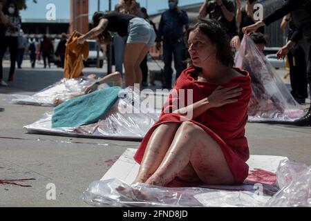 Madrid, Espagne. 16 mai 2021. Un activiste vu après la performance à Madrid Cuesta de Moyano pendant la manifestation.AnimaNaturalis, une organisation non gouvernementale et à but non lucratif qui travaille pour la défense des animaux en Espagne et en Amérique latine a organisé une action pour sensibiliser à la consommation de viande. (Photo de Guillermo Gutierrez Carrascal/SOPA Images/Sipa USA) crédit: SIPA USA/Alay Live News Banque D'Images