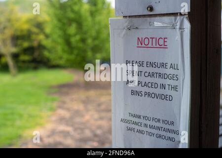 Cambridge UK Mai 2021 panneau d'avertissement sur l'aire de tournage au Royaume-Uni, avertissant les tireurs de nettoyer les coquilles après eux et de les jeter Banque D'Images