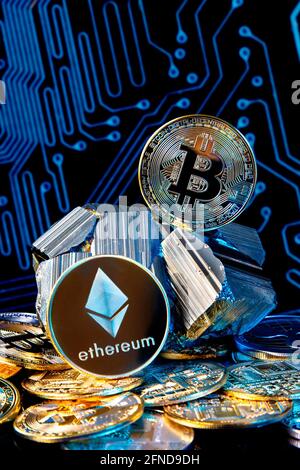 Les pièces de crypto-monnaie éthereum (éther) et bitcoin contre la roche minérale - crypto mining concept Banque D'Images