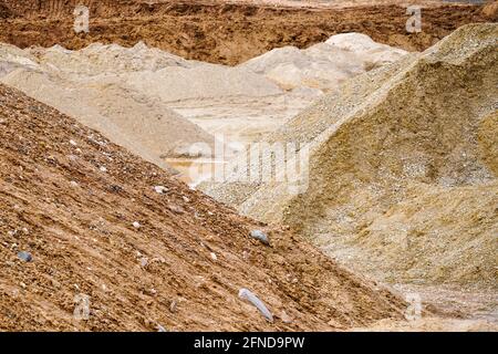 vue sur une carrière de gravier et de galets avec des tas de matériaux de différentes fractions Banque D'Images