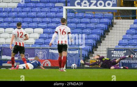Liverpool, Angleterre, le 16 mai 2021. Aaron Ramsdale, de Sheffield Utd, réalise la première fois une double économie sur un cueilleur de Richarlison d'Everton lors du match de la Premier League à Goodison Park, Liverpool. Crédit photo devrait se lire: Andrew Yates / Sportimage crédit: Sportimage / Alay Live News Banque D'Images