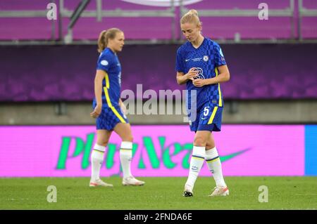 Sophie Gingle (à droite) de Chelsea semble découragée après que Melanie Leupolz, coéquipier, ait obtenu son propre but lors de la finale de la Ligue des champions des femmes de l'UEFA, à Gamla Ullevi, à Göteborg. Date de la photo: Dimanche 16 mai 2021. Banque D'Images