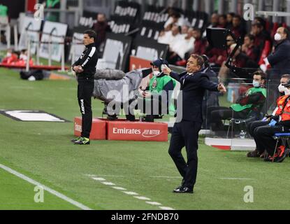 L'entraîneur en chef de Cagliari Calcio Leonardo Semplici réagit du banc pendant la série UN match de football 2020/21 entre AC Milan vs Cagliari Calcio au stade Giuseppe Meazza, Milan, Italie le 16 mai 2021 - photo FCI / Fabrizio Carabelli / LM Banque D'Images