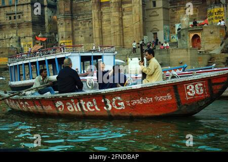 Varanasi, Inde - 01 novembre 2016: Des gens et des touristes étrangers sur un bateau à ganges avec un divertissement local avec l'instrument de sitar de Veena près de célèbre Banque D'Images