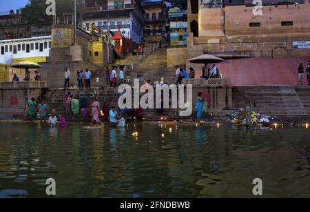 Varanasi, Inde - 01 novembre 2016: La famille hindoue et ses amis prennent un petit plongeon dans le Gange à Varanasi pour prier et laver leurs péchés dedans Banque D'Images