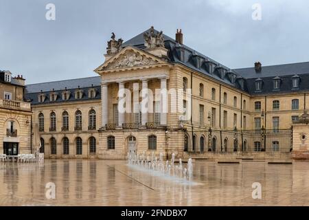 Dijon, belle ville de France, place de la libération, avec le palais des ducs de Bourgogne Banque D'Images