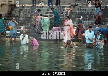 Varanasi, Inde - 01 novembre 2016: La famille hindoue et ses amis prennent un petit plongeon dans le Gange à Varanasi pour prier et laver leurs péchés dedans Banque D'Images