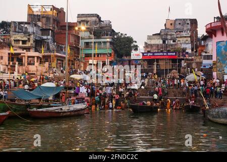 Varanasi, Inde - 01 novembre 2016 : Dashashwamedh Ghat est le principal ghat du Ganga dans l'Uttar Pradesh. Il est situé à proximité du temple de Vishwanath Banque D'Images