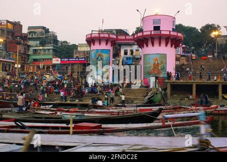 Varanasi, Inde - 01 novembre 2016 : Dashashwamedh Ghat est le principal ghat du Ganga dans l'Uttar Pradesh. Il est situé à proximité du temple de Vishwanath Banque D'Images