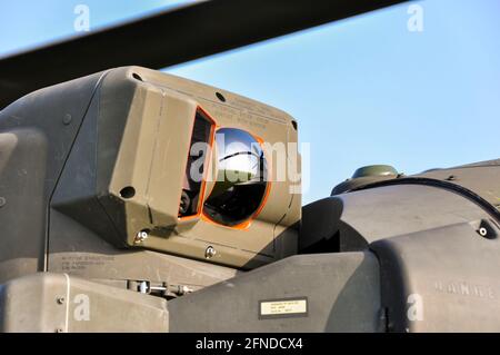 Détail d'un capteur sur un hélicoptère de l'Armée britannique, le corps aérien de l'Armée de terre, AgustaWestland WAH-64 Apache. Capteur de vision nocturne pilote, PNV. Miroir Banque D'Images