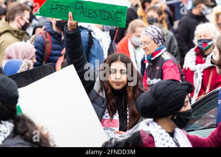 Manchester, Royaume-Uni. 15 mai 2021. Des centaines de personnes se sont réunies dans le parc Platt Field pour marcher dans les rues de Manchester en solidarité avec la Palestine le samedi 15 mai 2021, revenant sous la pluie au parc Platt Fields avant 15:00, avec plusieurs centaines de personnes encore présentes et une scène de tentes de réfugiés commémoratives et un spectacle théâtral. Banque D'Images