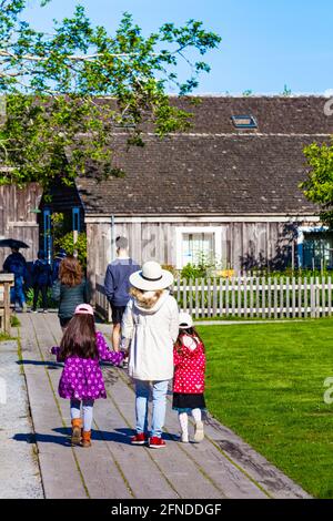 Les gens qui marchent le long de la promenade Steveston en Colombie-Britannique, au Canada Banque D'Images