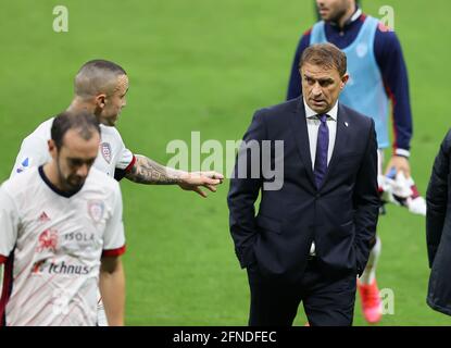 L'entraîneur en chef de Cagliari Calcio Leonardo Semplici s'entretient avec Radja Nainggolan de Cagliari Calcio lors de la série D'un match de football 2020/21 entre AC Milan et Cagliari Calcio au stade Giuseppe Meazza, Milan, Italie, le 16 mai 2021 - photo FCI / Fabrizio Carabelli / LM Banque D'Images