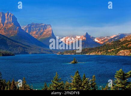 Wild Goose Island est nichée à l'intérieur du lac Saint Mary, le deuxième plus grand lac du parc national des Glaciers du Montana. Banque D'Images