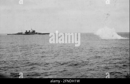 HMS renown en attaque Banque D'Images