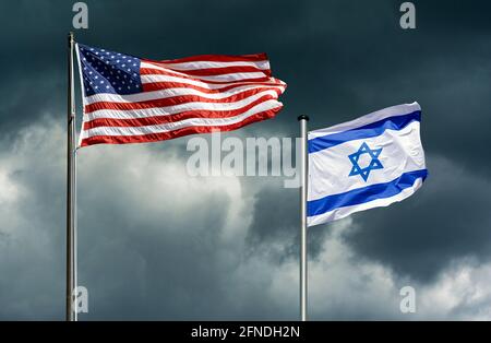 Les drapeaux des États-Unis et d'Israël flottent devant un ciel sombre et orageux, image symbolique de partenariat entre Israël et les États-Unis en des temps difficiles Banque D'Images