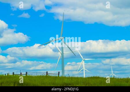 Éoliennes à l'horizon de l'Oklahoma Prarie Under un ciel bleu nuageux Banque D'Images