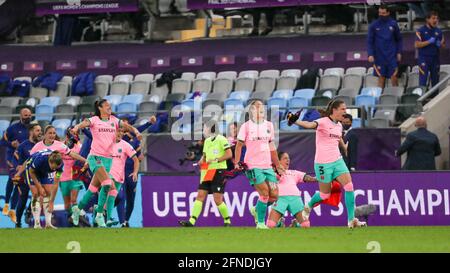 Göteborg, Suède. 16 mai 2021. Les joueurs de Barcelone célèbrent leur victoire de la FINALE 2021 de la Ligue des champions des femmes de l'UEFA lors du sifflement final entre le FC Chelsea et le FC Barcelone à Gamla Ullevi à Göteborg, en Suède. Crédit: SPP Sport presse photo. /Alamy Live News Banque D'Images