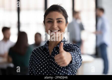 Portrait d'une femme indienne heureuse en tête d'entreprise en faisant des gestes Banque D'Images